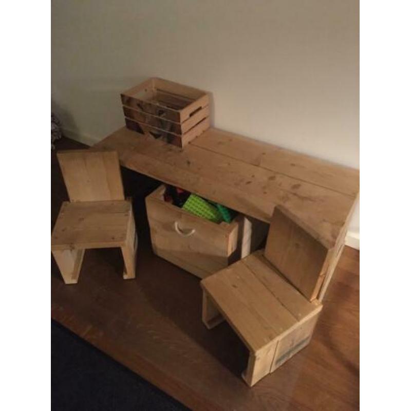 Kindertafel met stoelen steigerhout