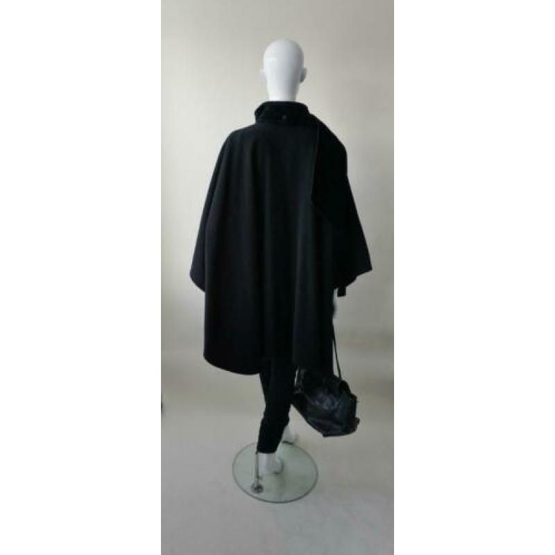 Wollen zwarte cape met een afneembare sjaal (one size)