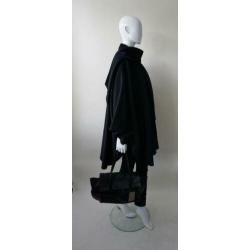 Wollen zwarte cape met een afneembare sjaal (one size)