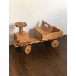 Vintage handgemaakte houten loopauto met laadruimte