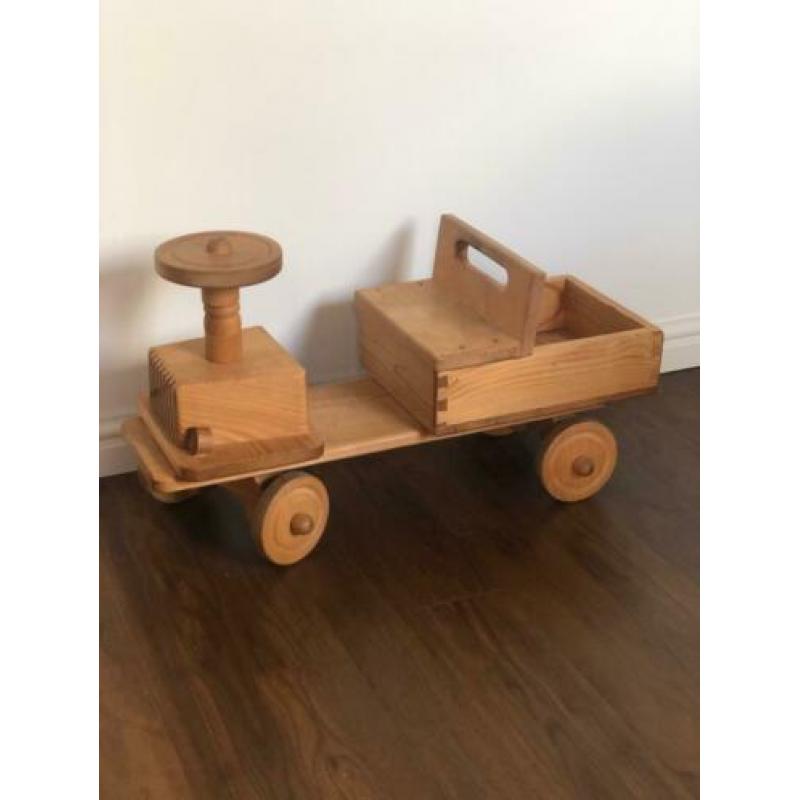 Vintage handgemaakte houten loopauto met laadruimte