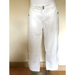 Witte driekwart 3/4 broek met knoopjes maat 40