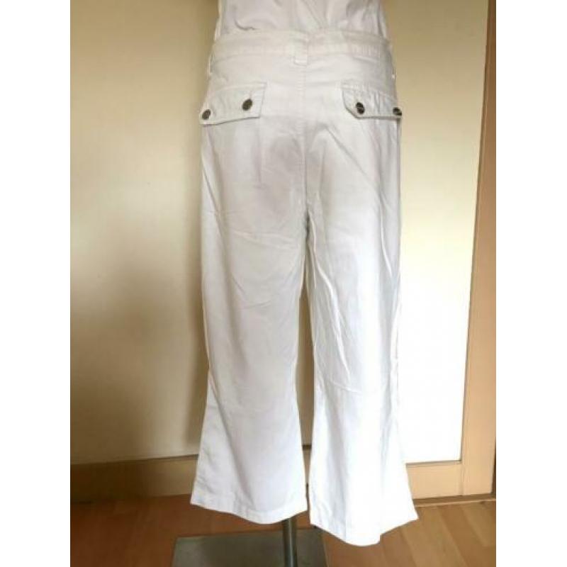 Witte driekwart 3/4 broek met knoopjes maat 40