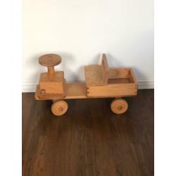 Vintage handgemaakte houten loopauto met laadruimte