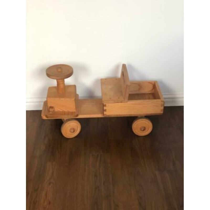 Vintage handgemaakte houten loopauto met laadruimte