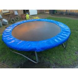 Mooie trampoline(Doorsnede: 2,40 m)