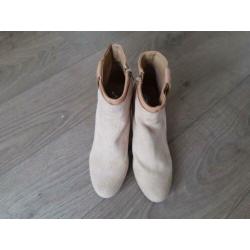 Enkellaarsjes beige camel leer suede mt 40