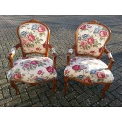 2 x Dezelfd noten dames fauteuils met felle rozen 185.00 p.s