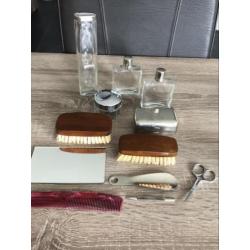 Oud reisetui met accessoires van glas, metaal en hout