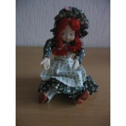 Mooie porcelain doll pop