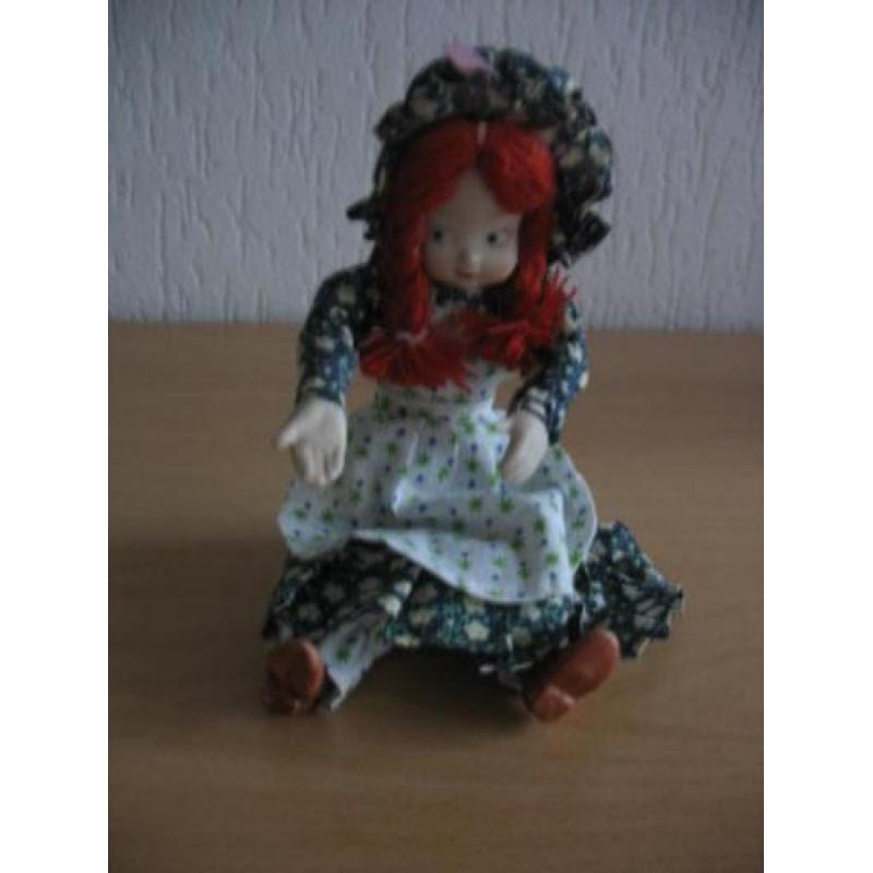 Mooie porcelain doll pop