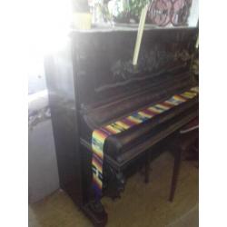 decoratieve antieke piano met kandelaars