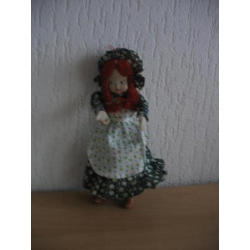 Mooie porcelain doll pop