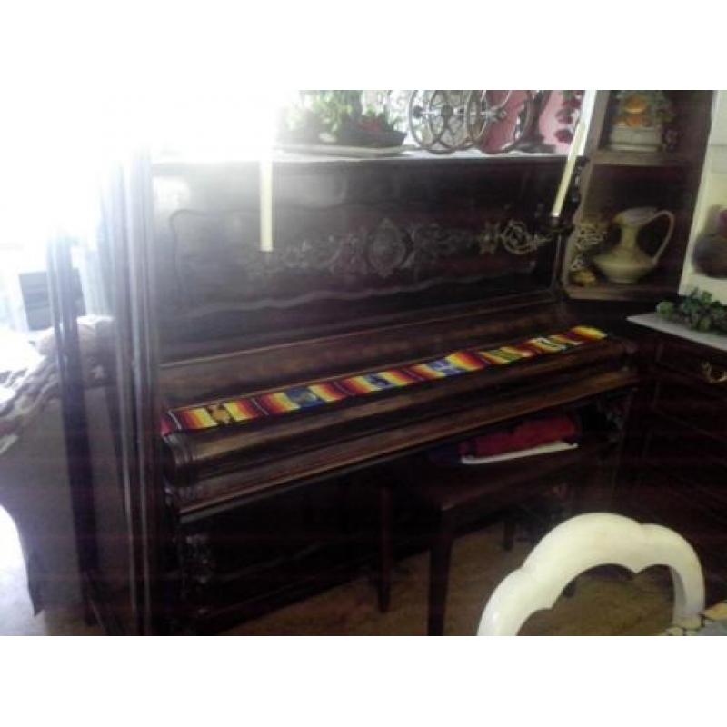 decoratieve antieke piano met kandelaars