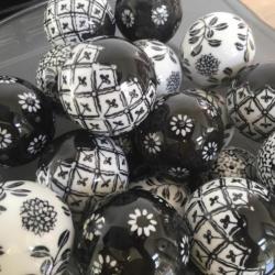 18 exclusieve porseleinen kerstballen in zwart wit.